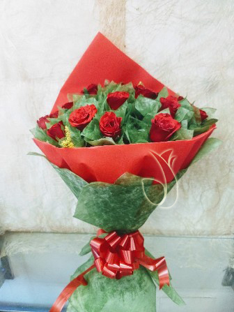 send flower Inderlok DelhiBunch of 25 Red Roses in Red & Green Paper Packing