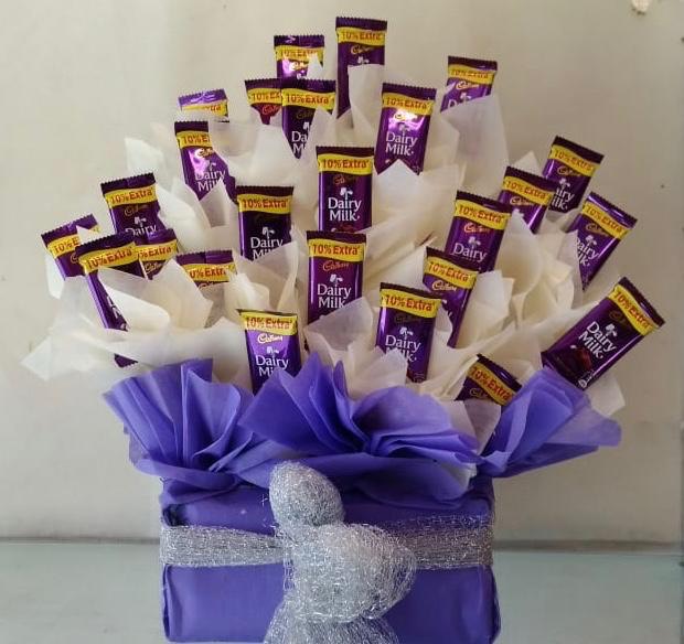 Arrangement of 25 Dairy Milk Chocolates 12.5Gm 