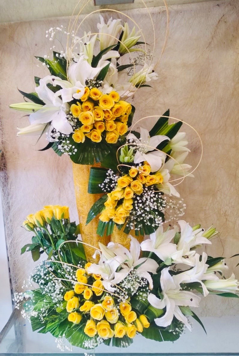 send flower Kapashera DelhiBig Arrangement of 100 Yellow Roses & 10 White Lilys with Some Drysticks