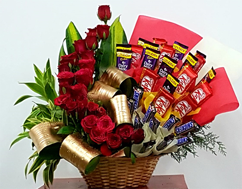 send flower Bikaji Cama Place DelhiArrangement of 25 Red Roses & 30 Mix Chocolates